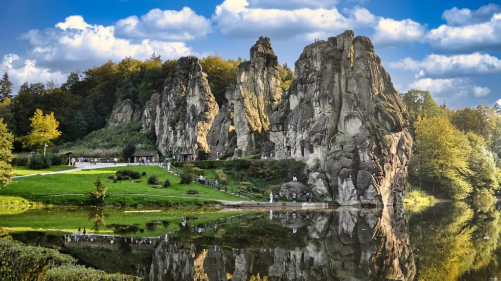 Die Externsteine spiegeln sich im Wiembecketeich