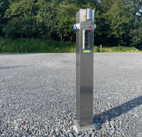 Moderne Stromsäule auf dem geschotterten Stellplatz