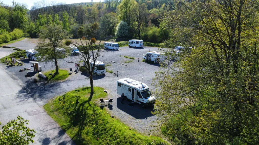 Luftaufnahme des Wohnmobilhafens Externsteine mit Wohnmobilen zwischen Bäumen am Teutoburger Wald